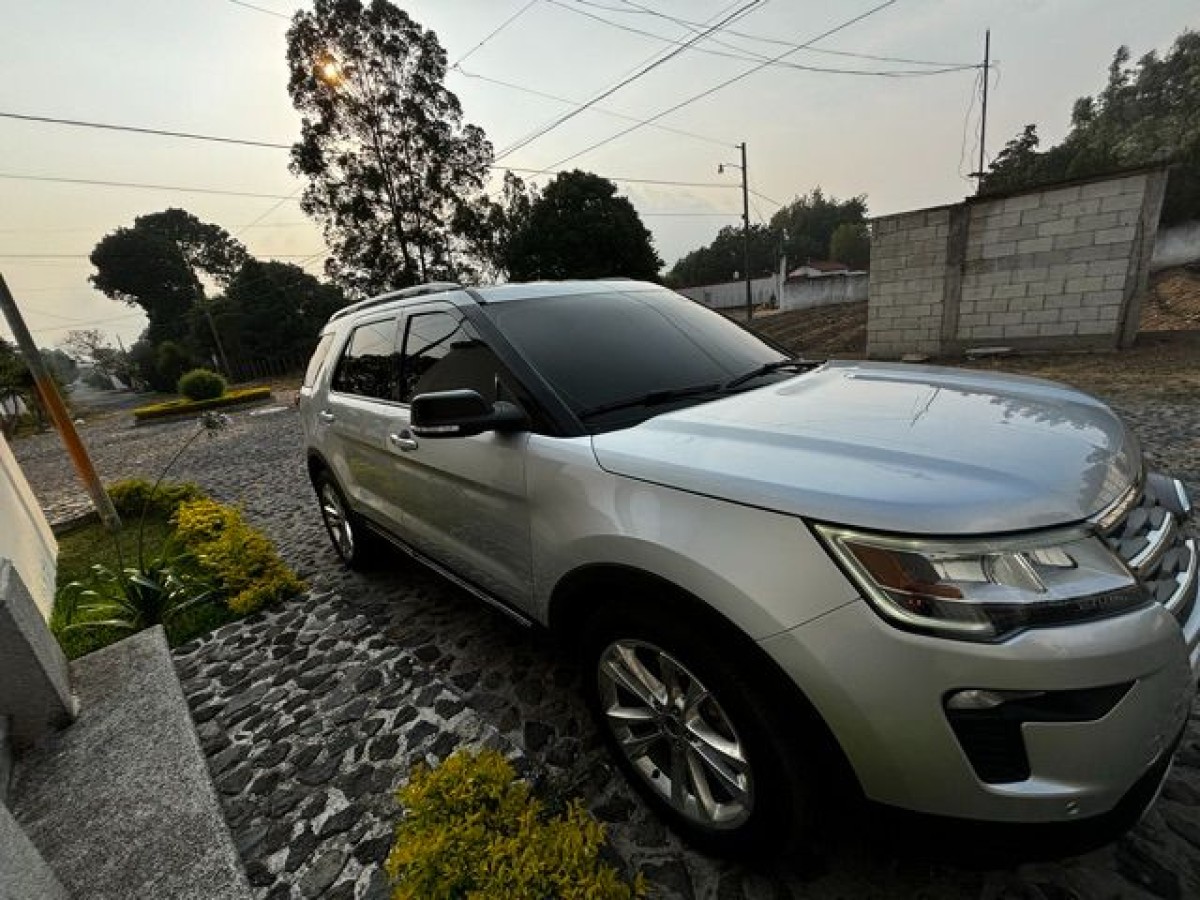 FORD EXPLORER XLT - 2018                                        