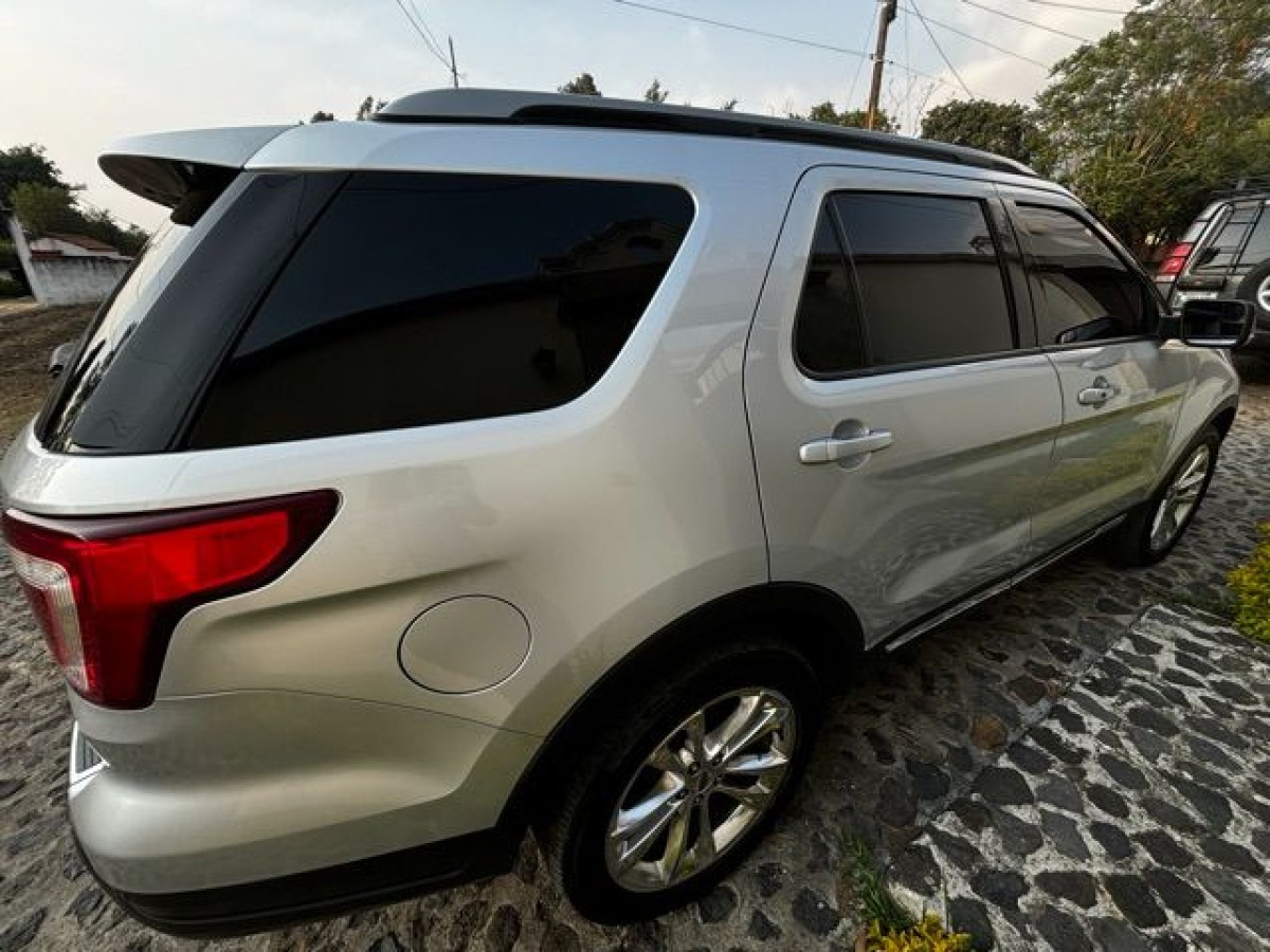 FORD EXPLORER XLT - 2018                                        