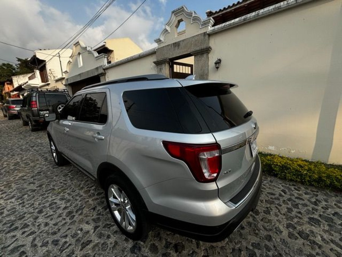 FORD EXPLORER XLT - 2018                                        