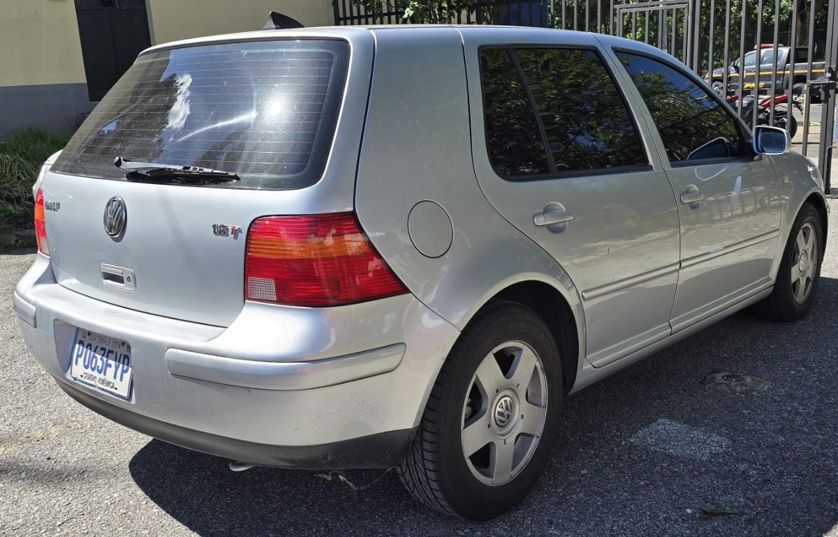 VOLKSWAGEN GOLF GLS - 2001                                        