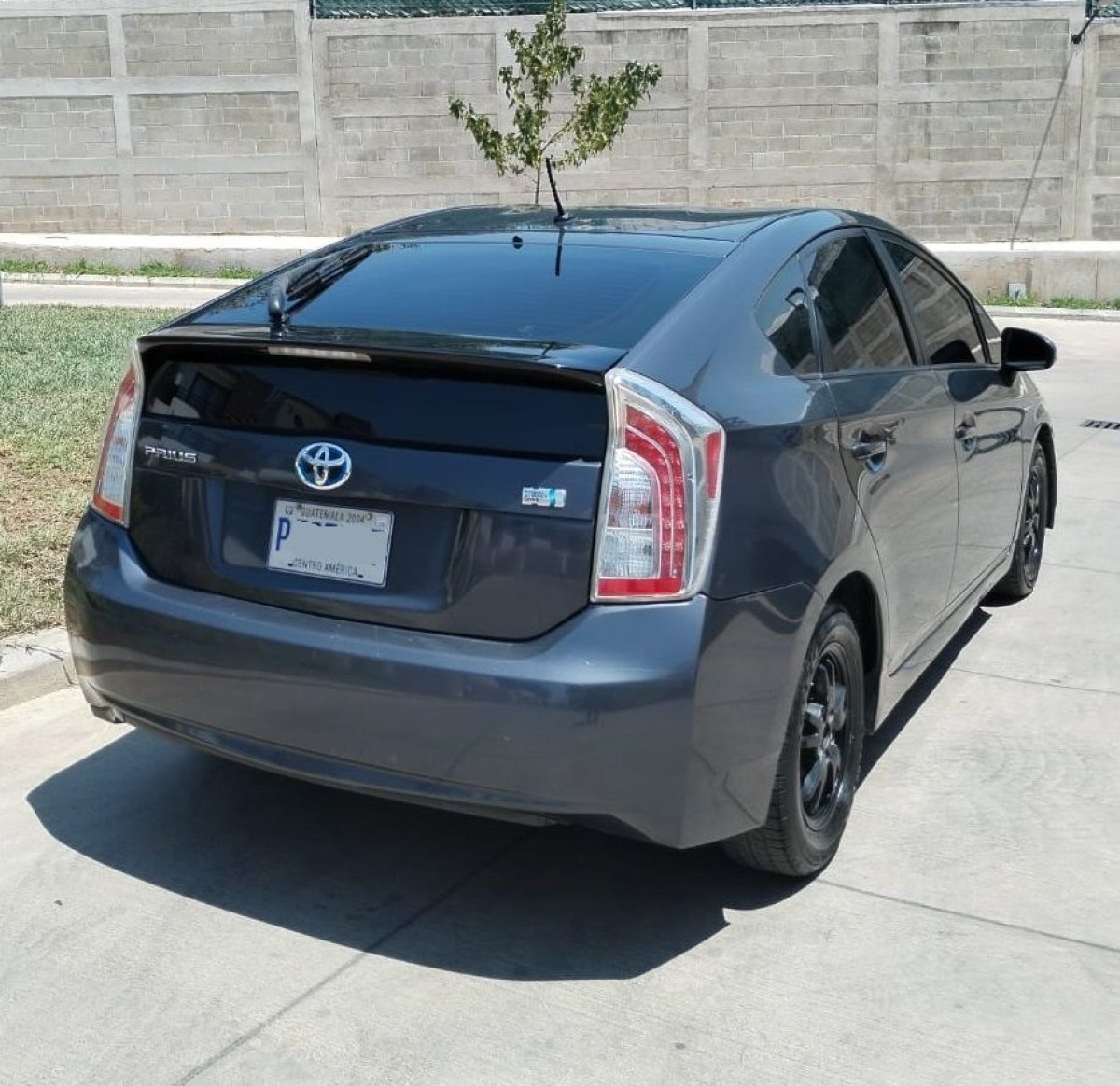 TOYOTA PRIUS - 2013                                        
