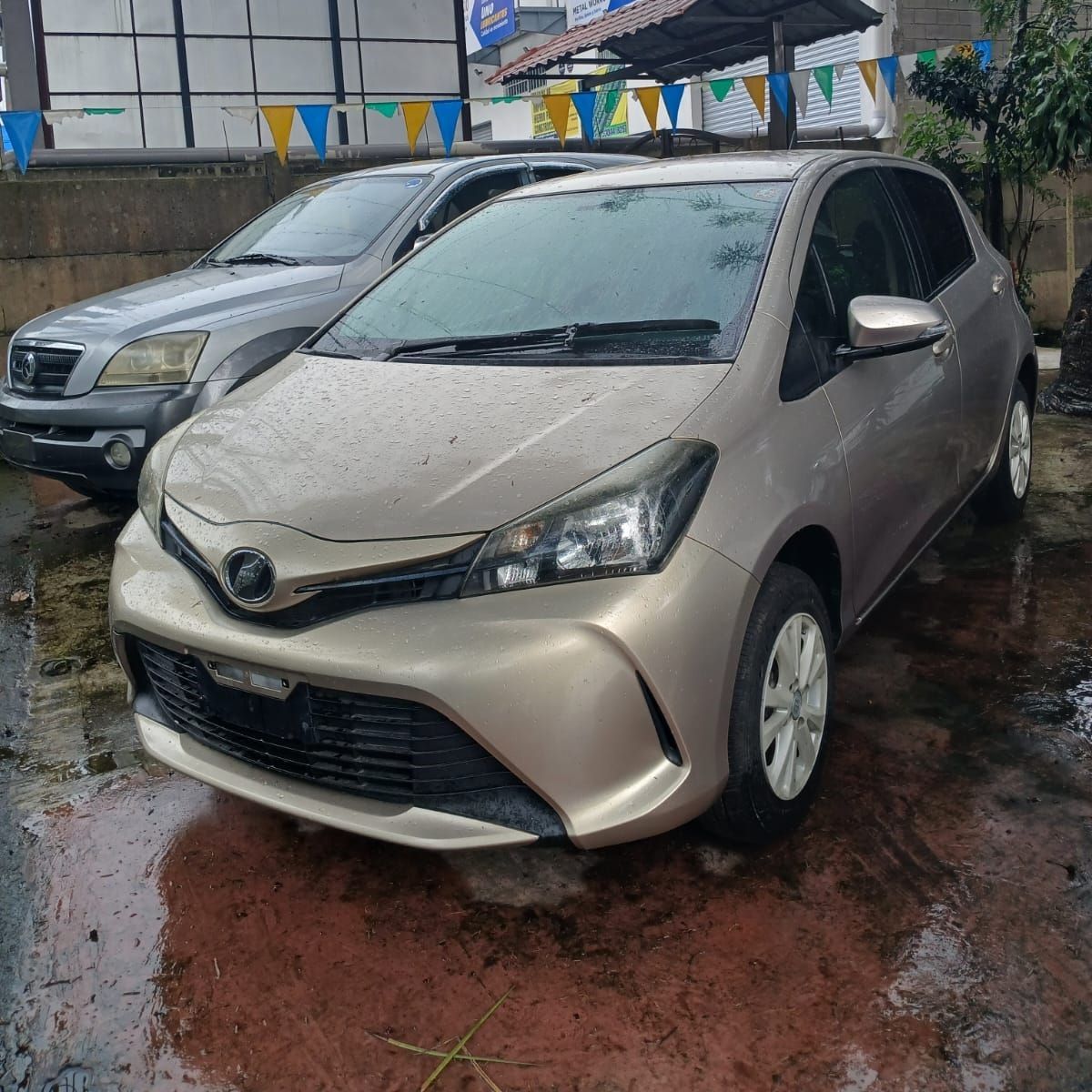 TOYOTA VITZ - 2015                                        