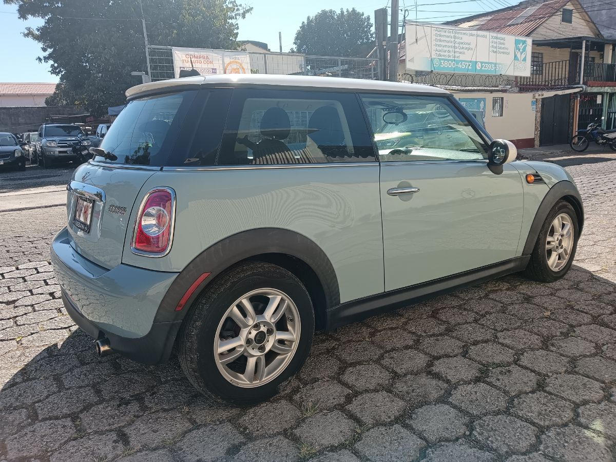 MINI COOPER - 2013                                        