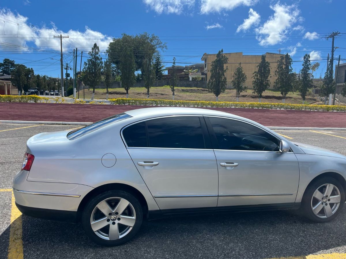 VOLKSWAGEN PASSAT - 2010                                        