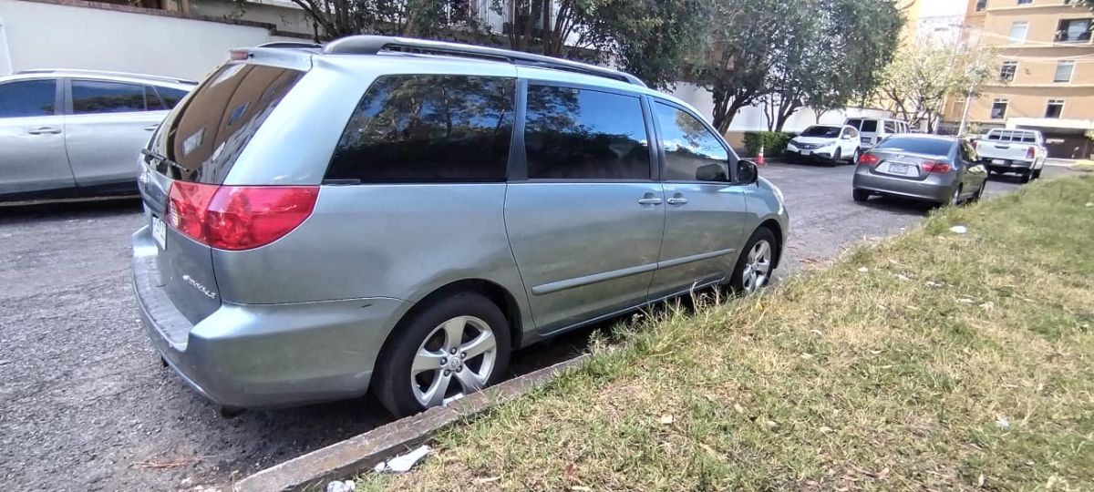 TOYOTA SIENNA XLE - 2006                                        