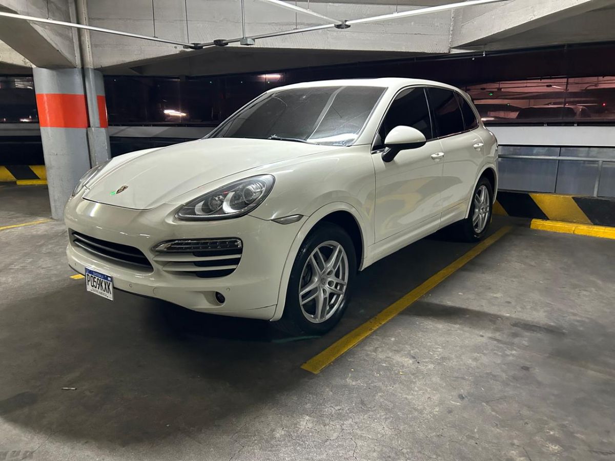 PORSCHE CAYENNE - 2012                                        