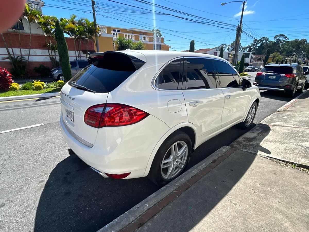 PORSCHE CAYENNE - 2012                                        