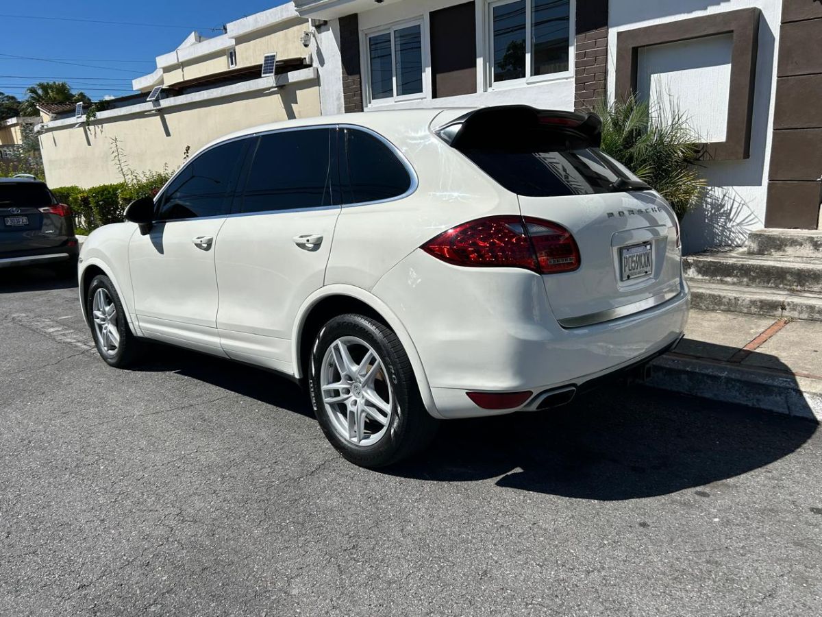 PORSCHE CAYENNE - 2012                                        