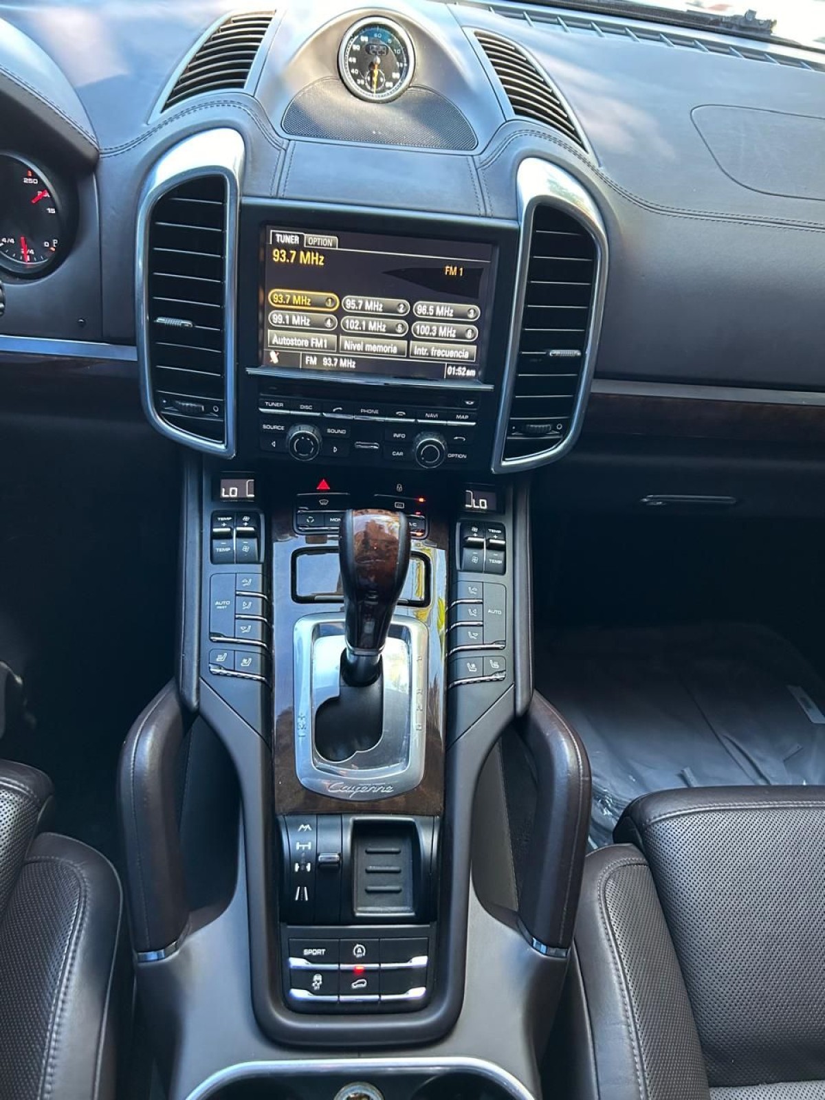 PORSCHE CAYENNE - 2012                                        