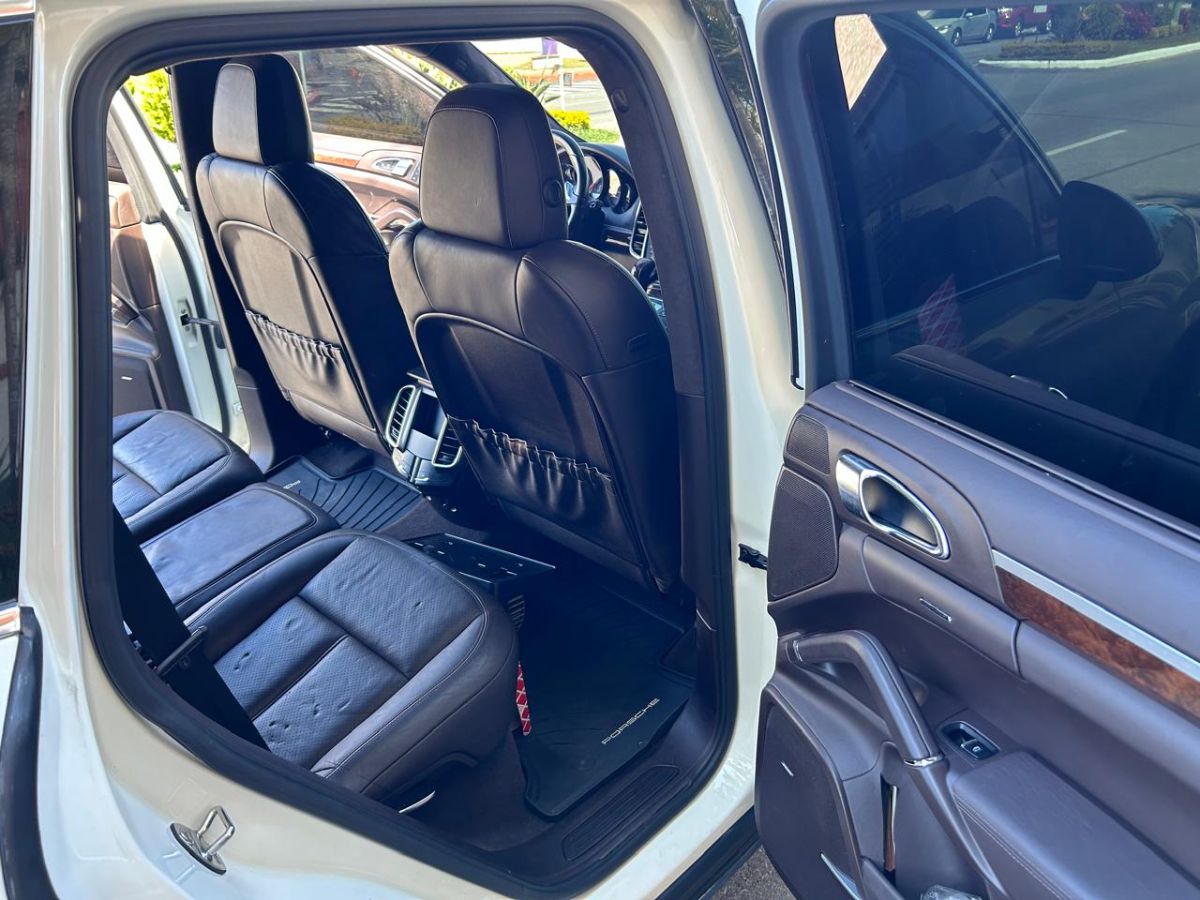 PORSCHE CAYENNE - 2012                                        