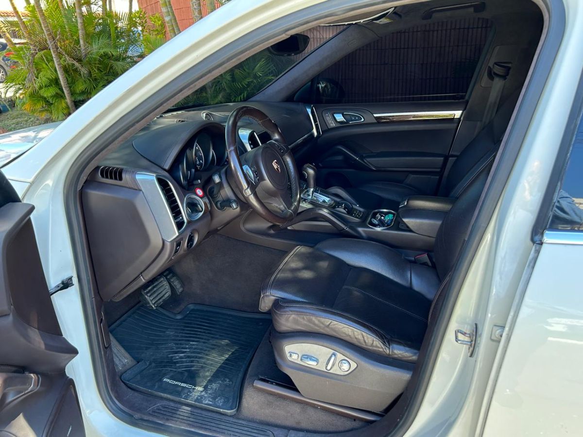 PORSCHE CAYENNE - 2012                                        