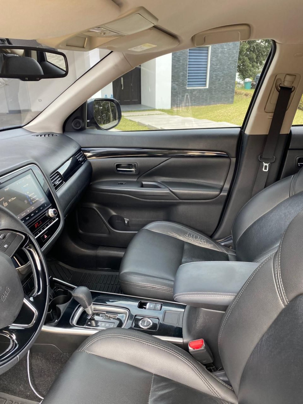 MITSUBISHI OUTLANDER - 2022                                        