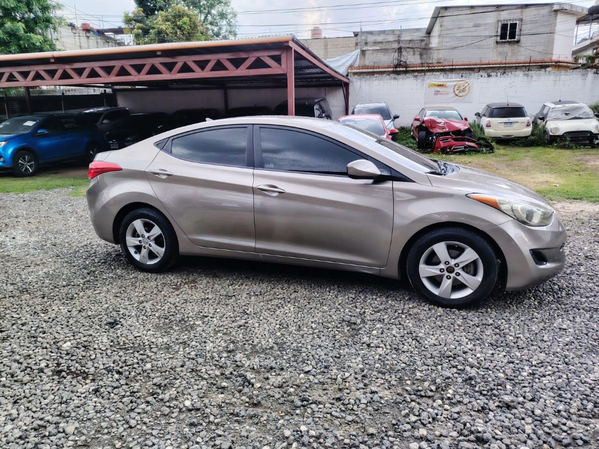 HYUNDAI ELANTRA - 2013                                        