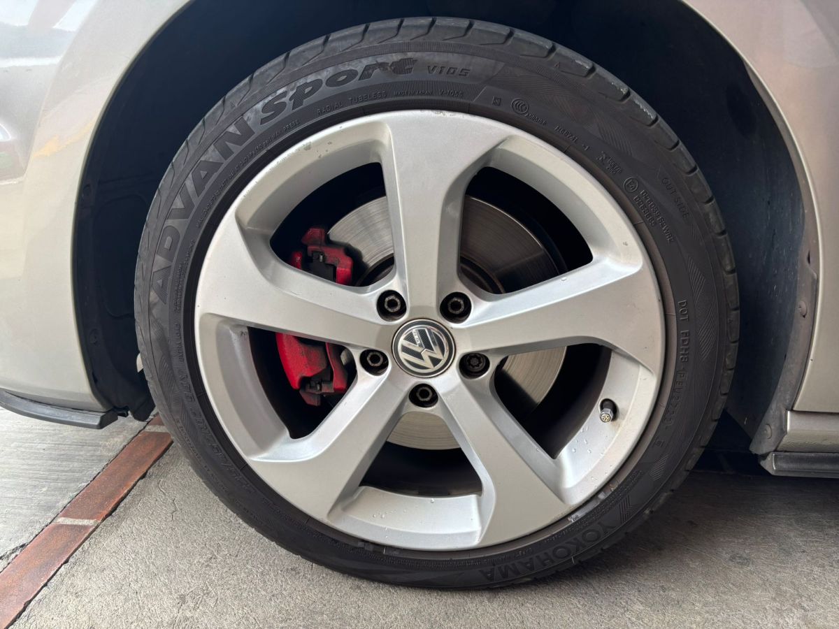 VOLKSWAGEN GOLF - 2016                                        