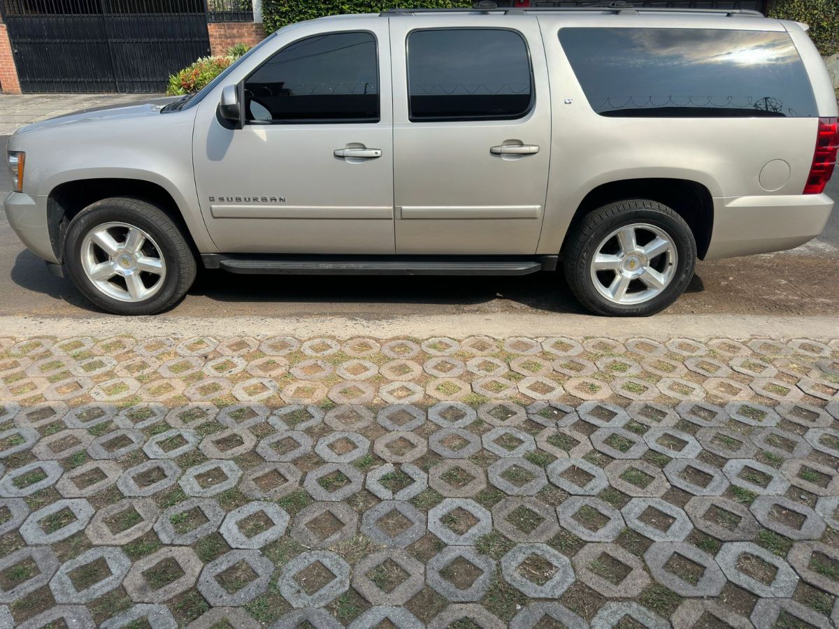 CHEVROLET SUBURBAN LT - 2007                                        