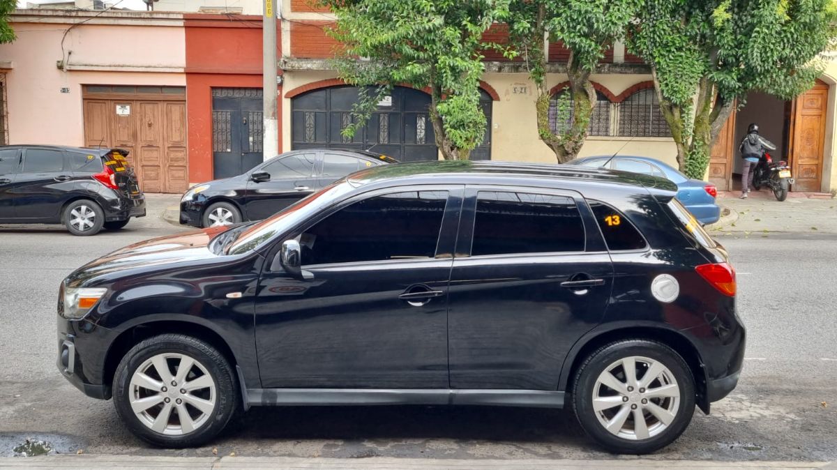 MITSUBISHI outlander - 2013                                        