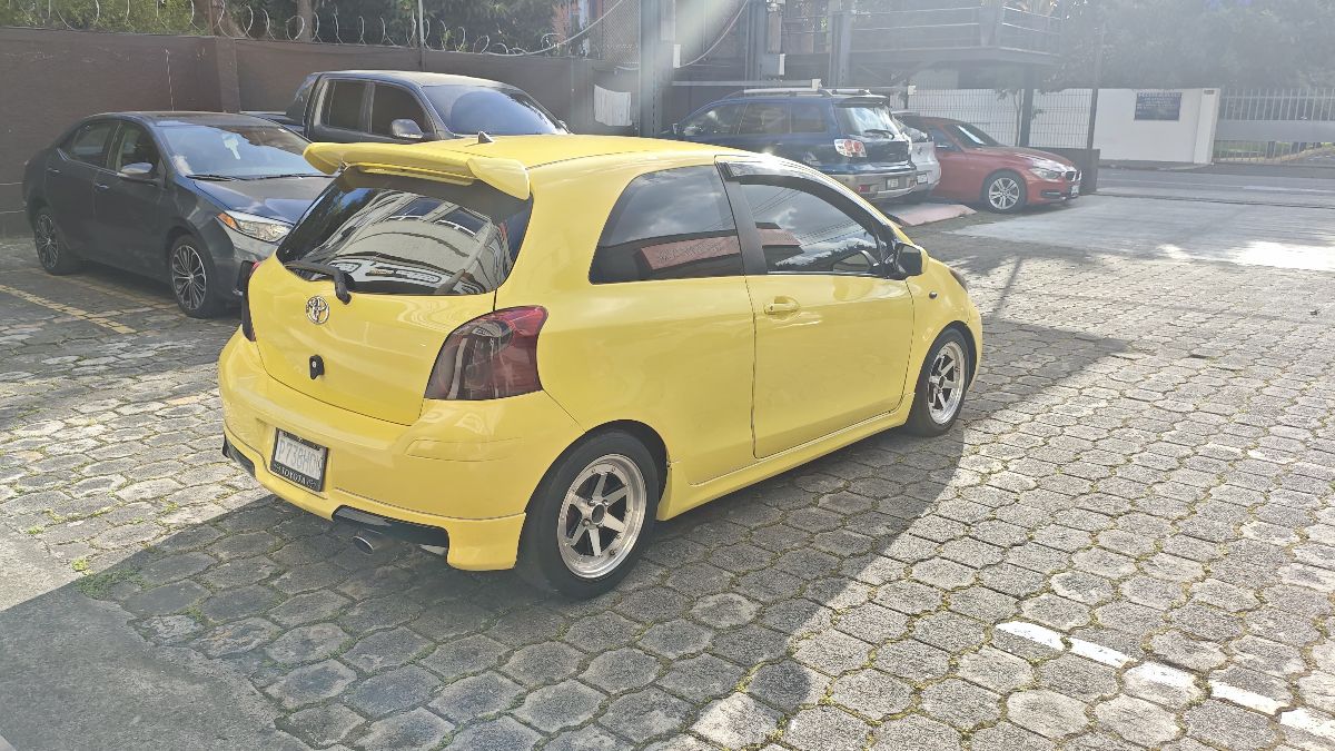 TOYOTA YARIS - 2010                                        