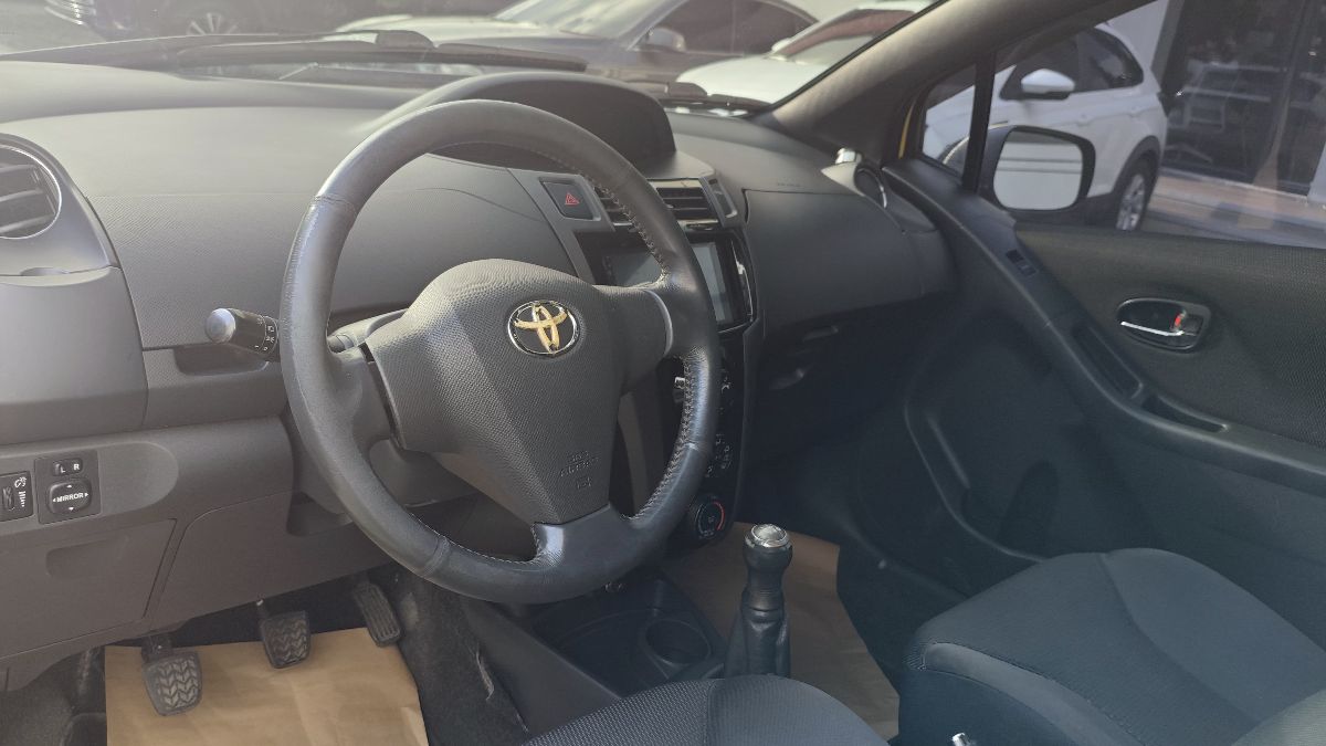 TOYOTA YARIS - 2010                                        
