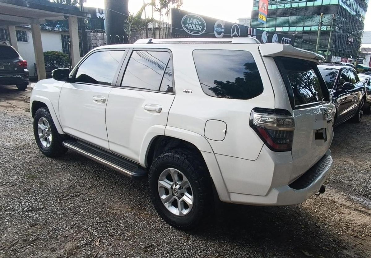 TOYOTA 4 RUNNER - 2018                                        