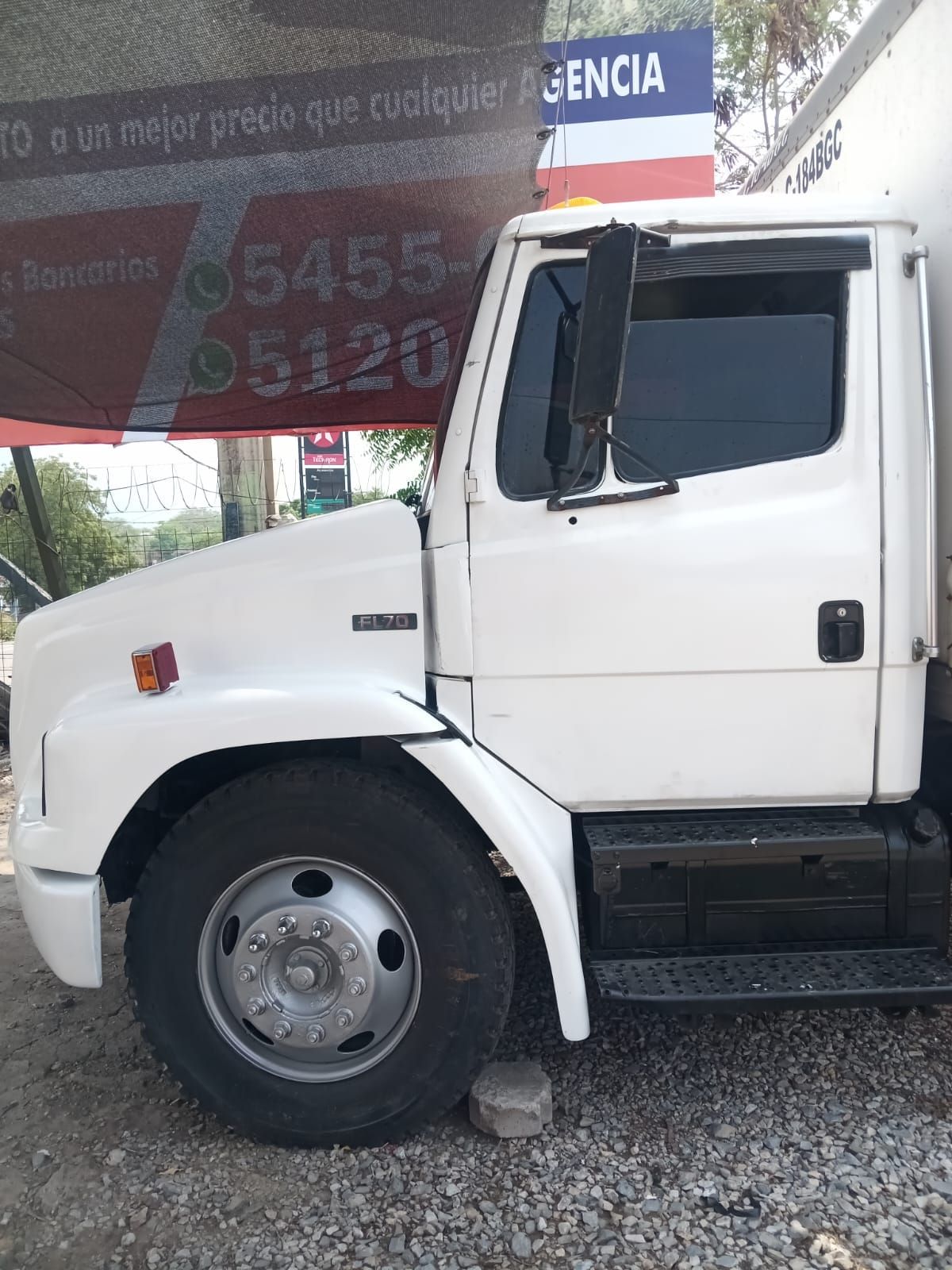 FREIGHTLINER FL70 - 1999                                        