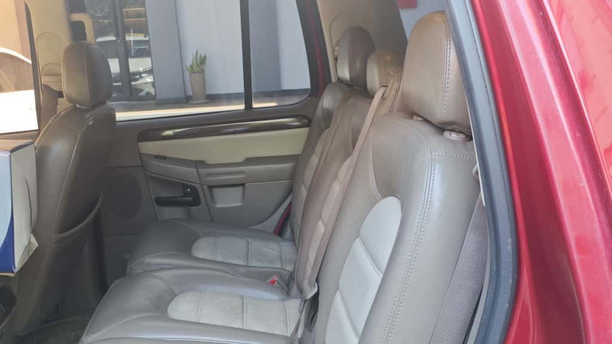 FORD EXPLORER - 2005                                        