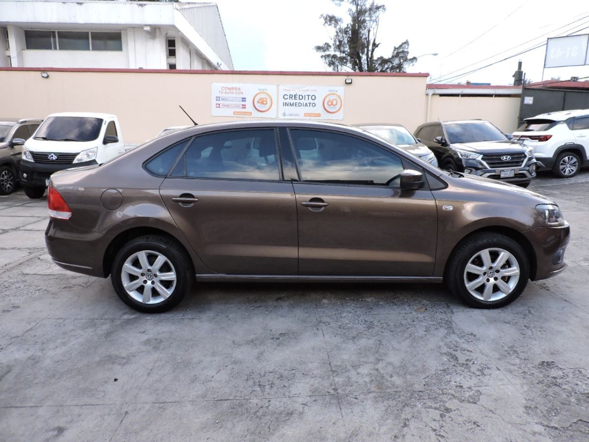 VOLKSWAGEN POLO - 2015                                        