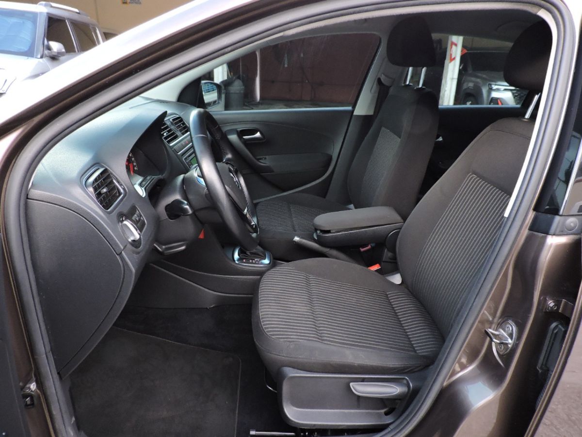 VOLKSWAGEN POLO - 2015                                        