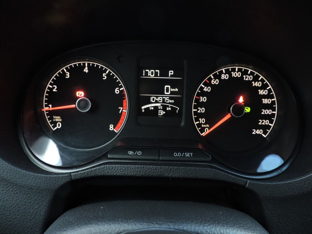 VOLKSWAGEN POLO - 2015                                        