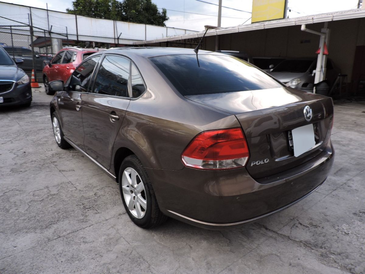 VOLKSWAGEN POLO - 2015                                        