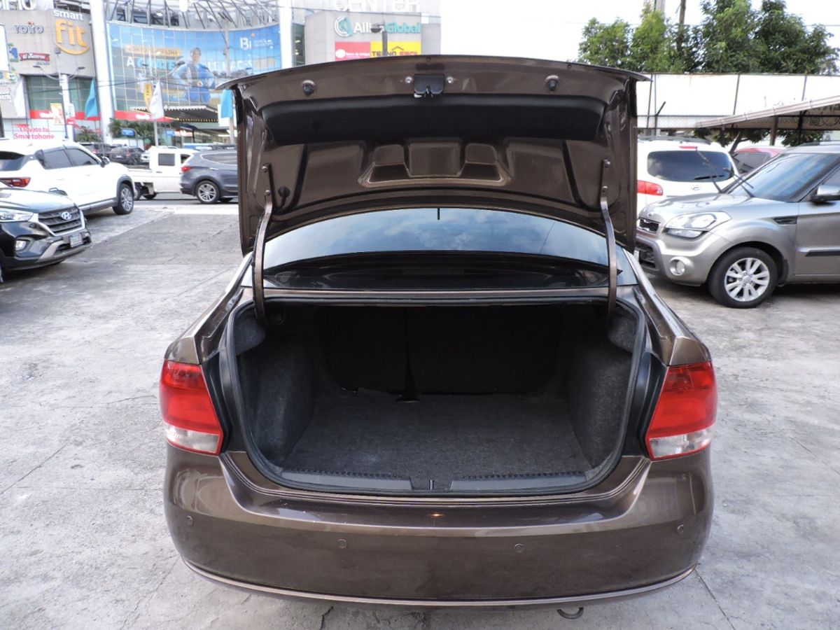 VOLKSWAGEN POLO - 2015                                        