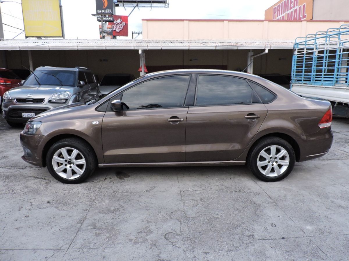 VOLKSWAGEN POLO - 2015                                        