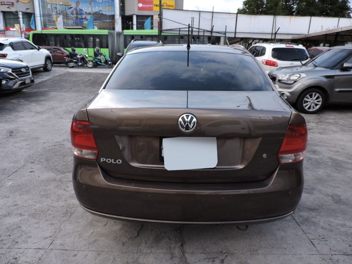 VOLKSWAGEN POLO - 2015                                        