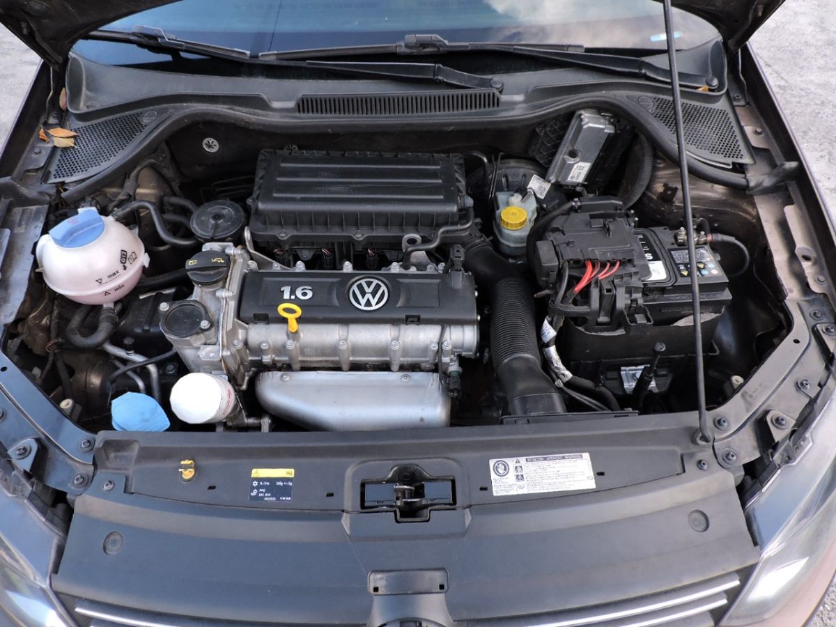 VOLKSWAGEN POLO - 2015                                        