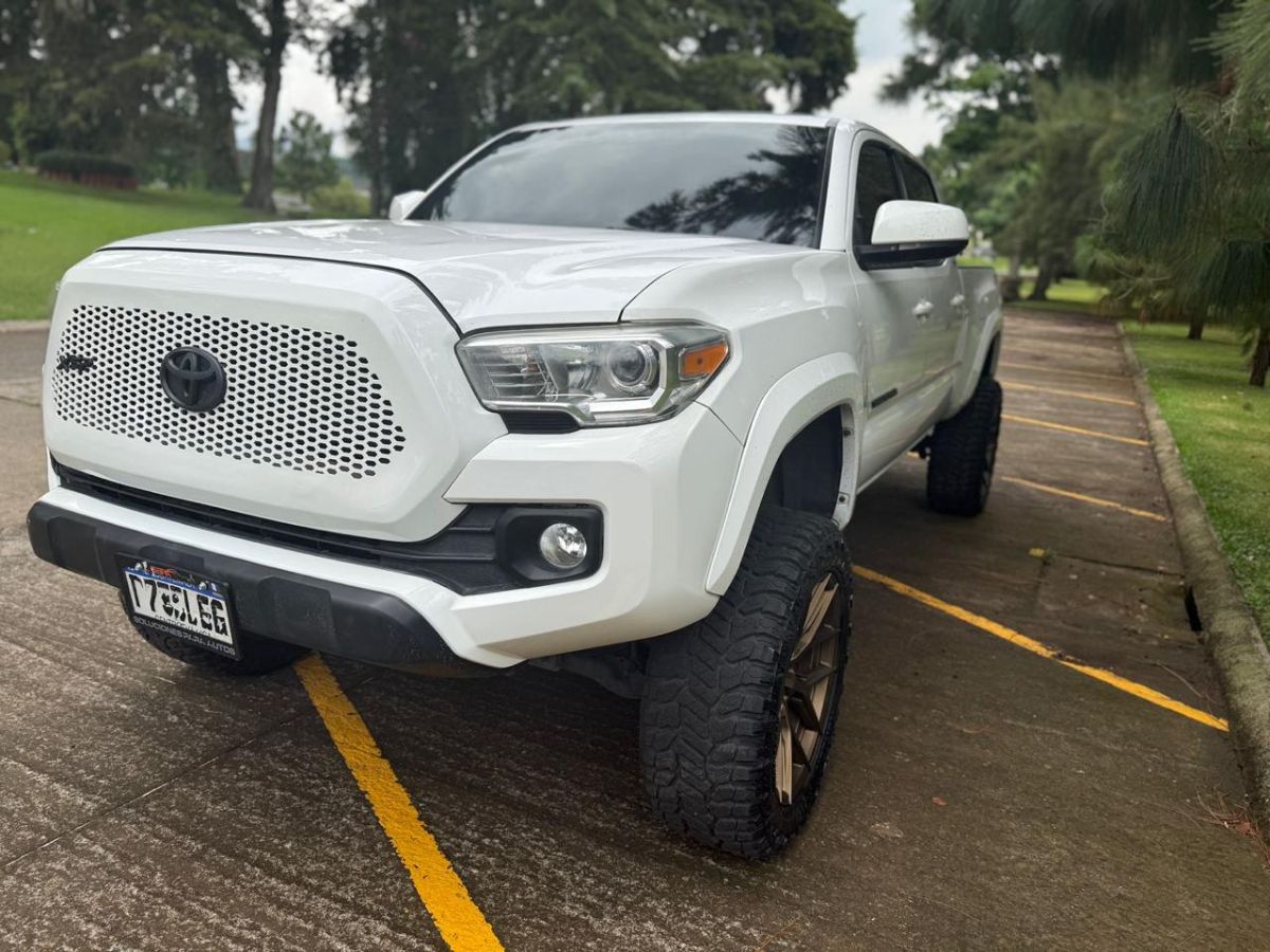 TOYOTA TACOMA - 2017                                        