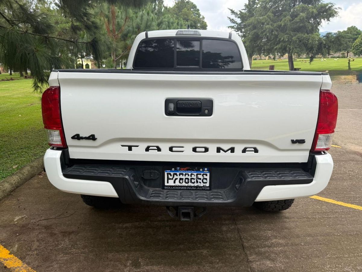 TOYOTA TACOMA - 2017                                        