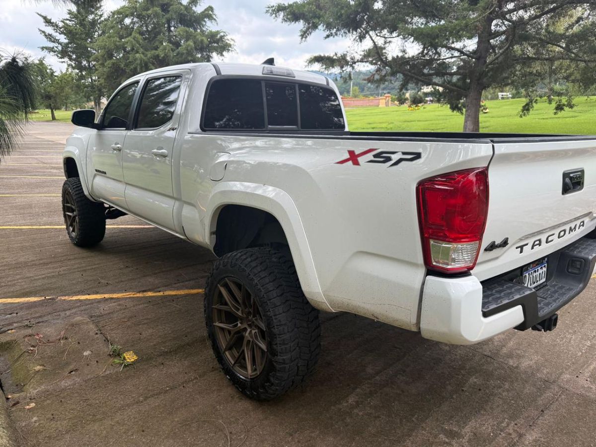 TOYOTA TACOMA - 2017                                        