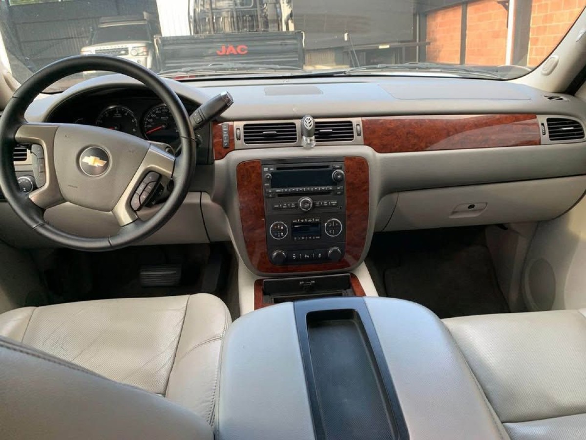 CHEVROLET SUBURBAN - 2013                                        