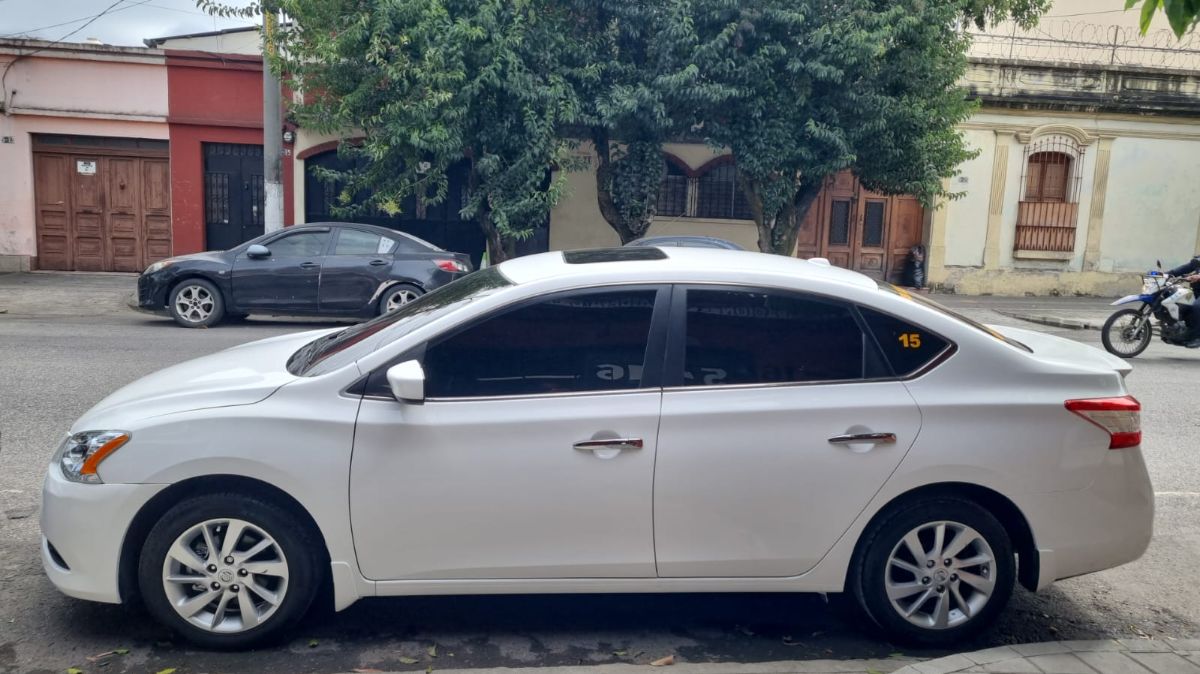 NISSAN SENTRA - 2015                                        