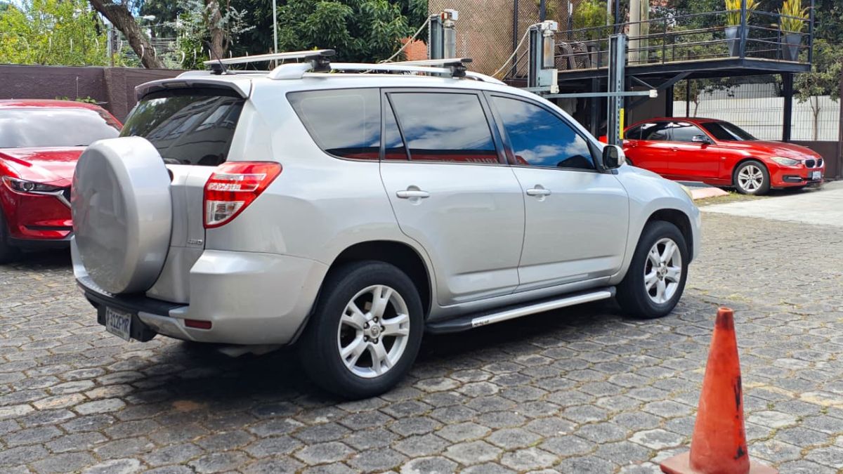 TOYOTA RAV-4 - 2013                                        