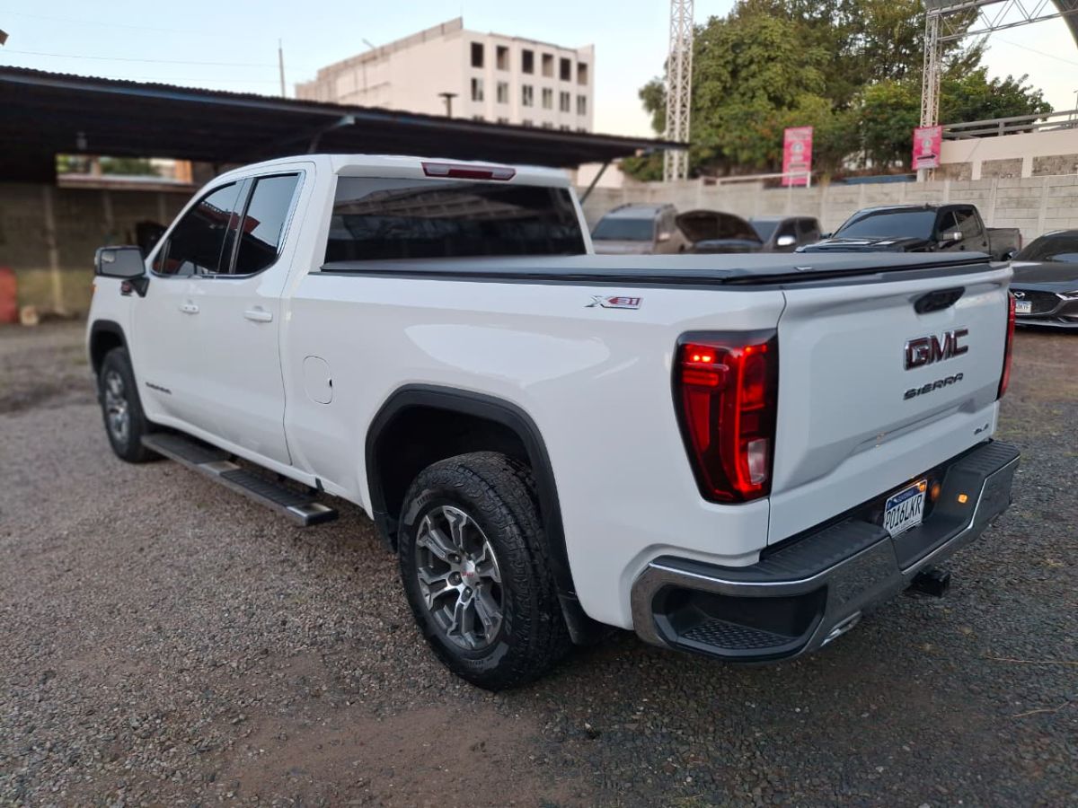 GMC  SIERRA - 2023                                        