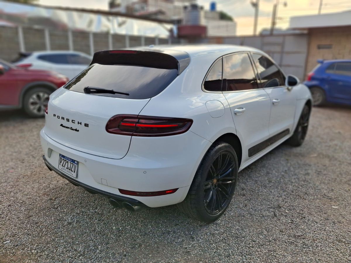 PORSCHE MACAN - 2015                                        