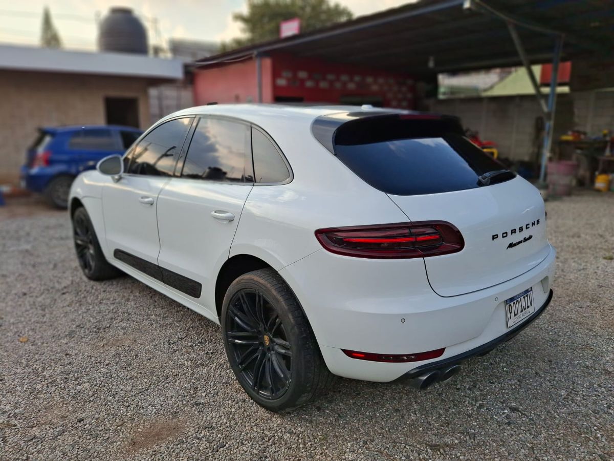 PORSCHE MACAN - 2015                                        