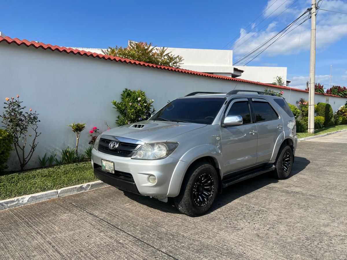 TOYOTA FORTUNER - 2008                                        