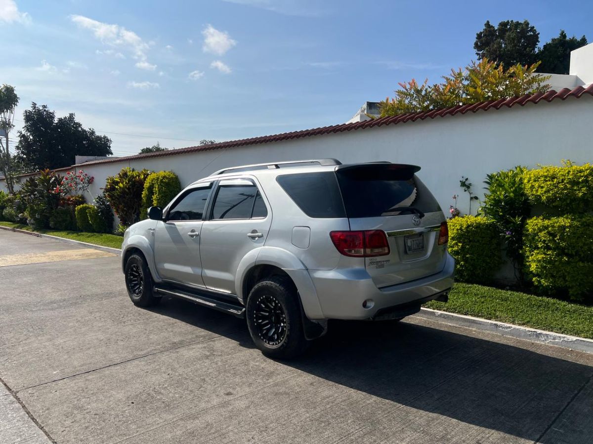 TOYOTA FORTUNER - 2008                                        