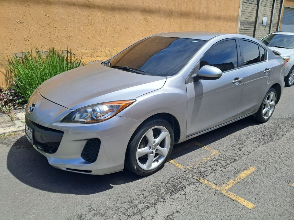 MAZDA 3 - 2013                                        