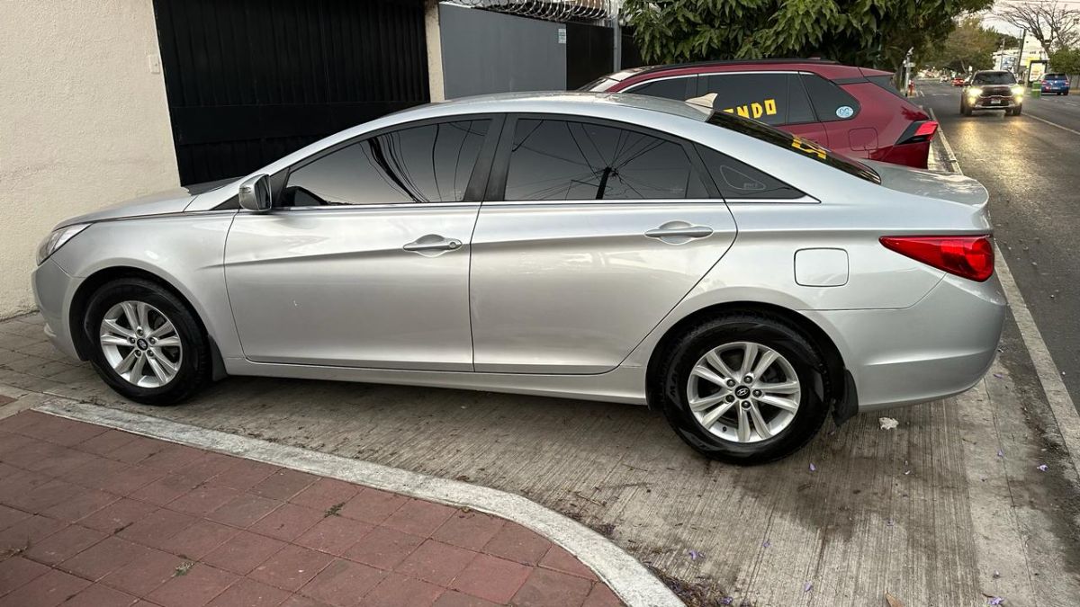 HYUNDAI SONATA - 2012                                        