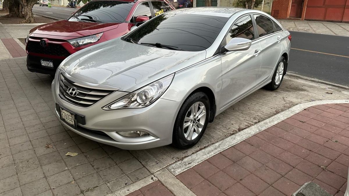 HYUNDAI SONATA - 2012                                        