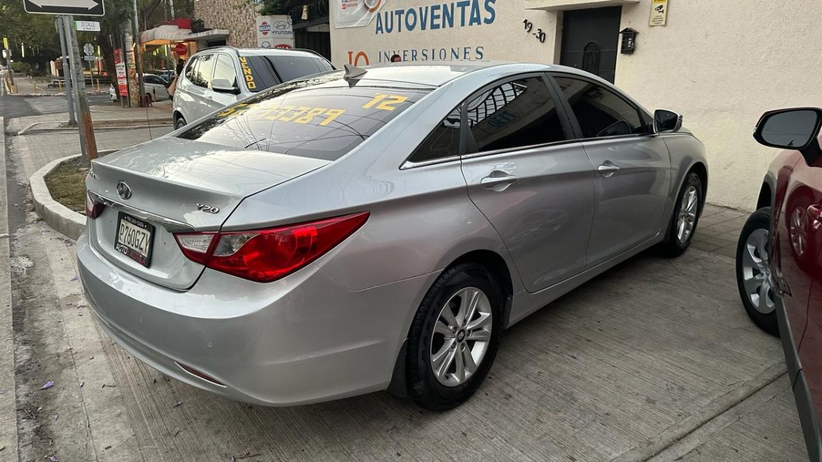 HYUNDAI SONATA - 2012                                        