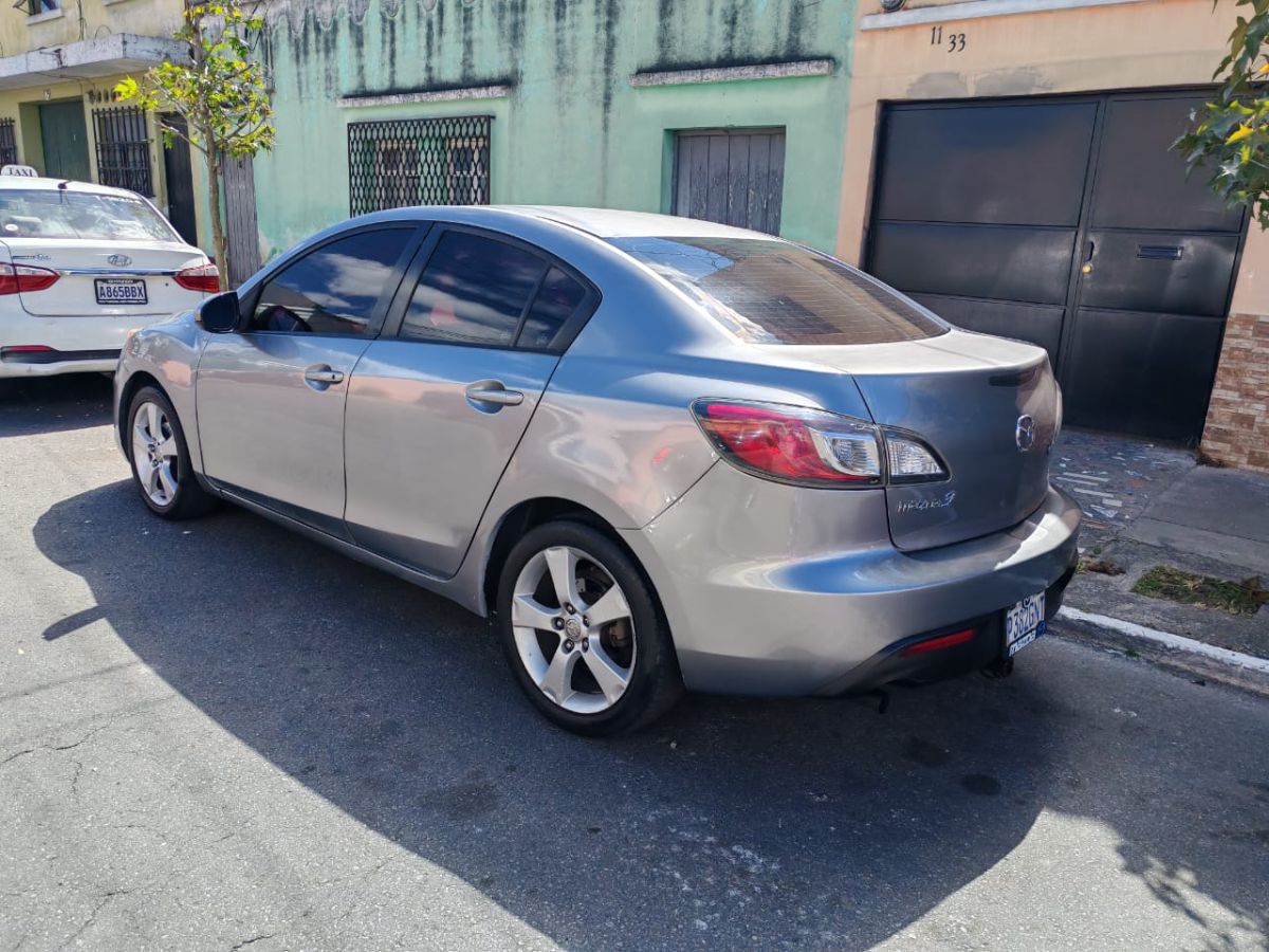 MAZDA 3 - 2011                                        
