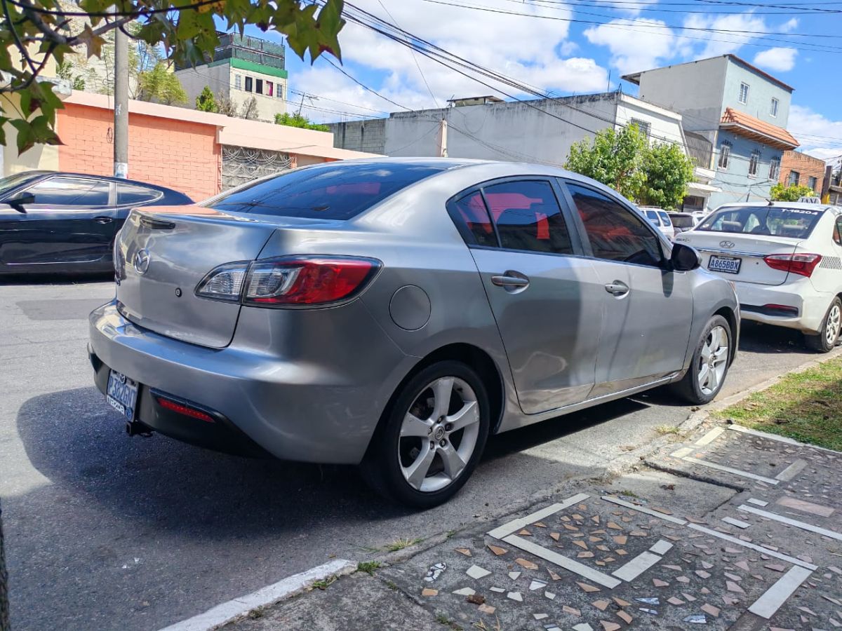 MAZDA 3 - 2011                                        